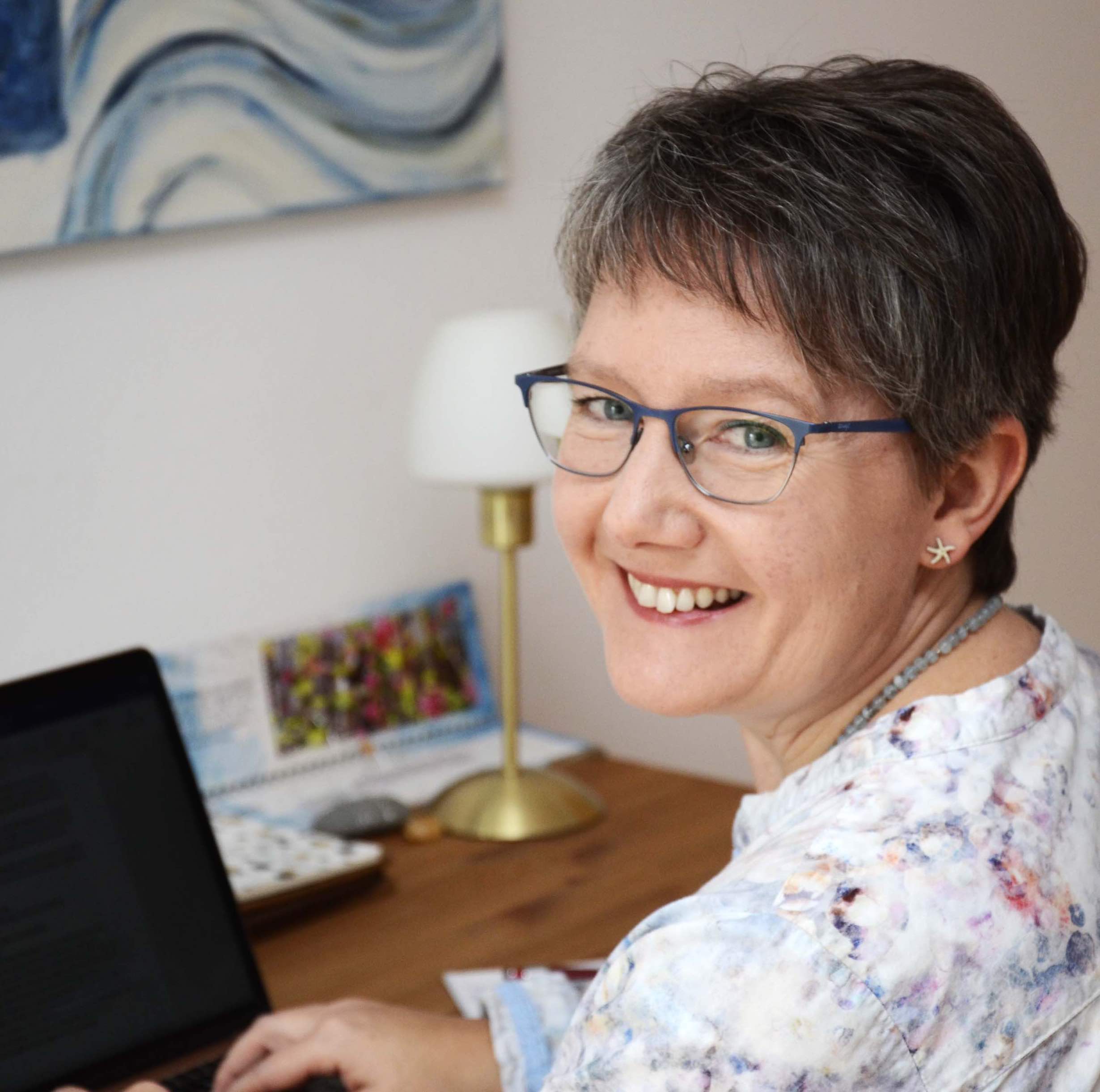 Website-Texte schreiben lassen: Marion Schmitz beim Texten am Laptop